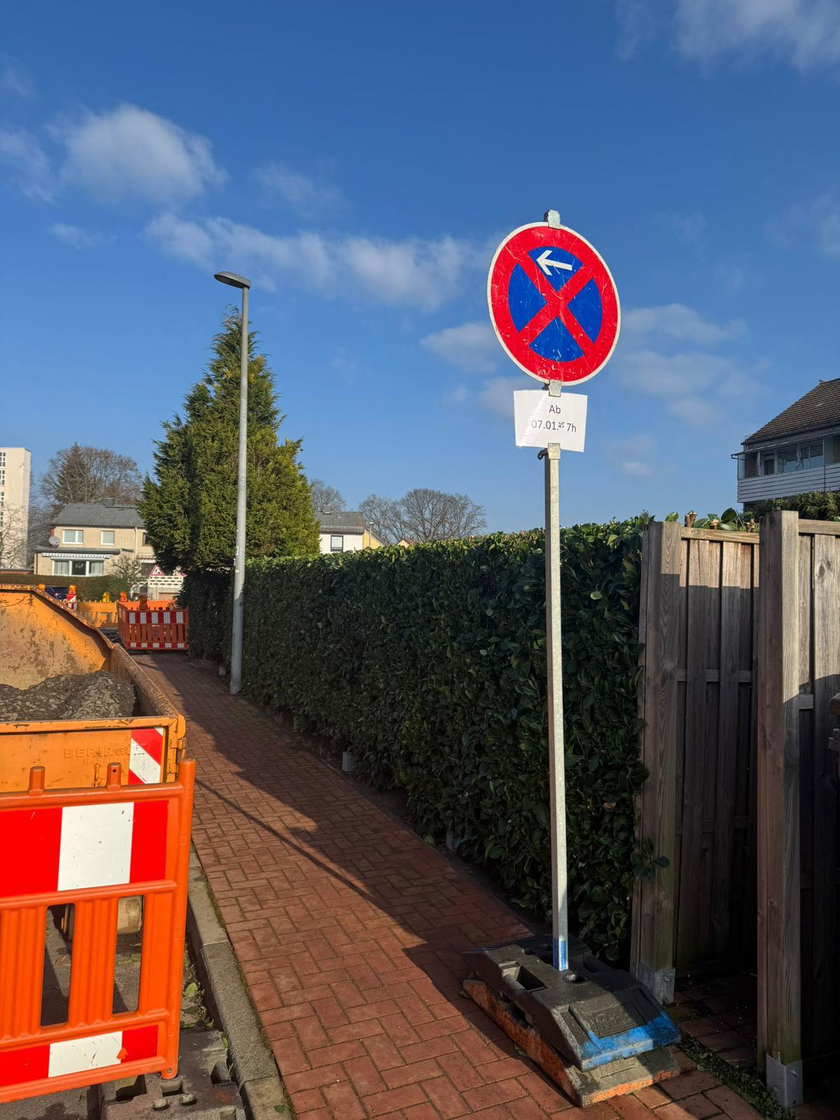 Professionelle Heckengestaltung mit Parkplatz - Nachher
